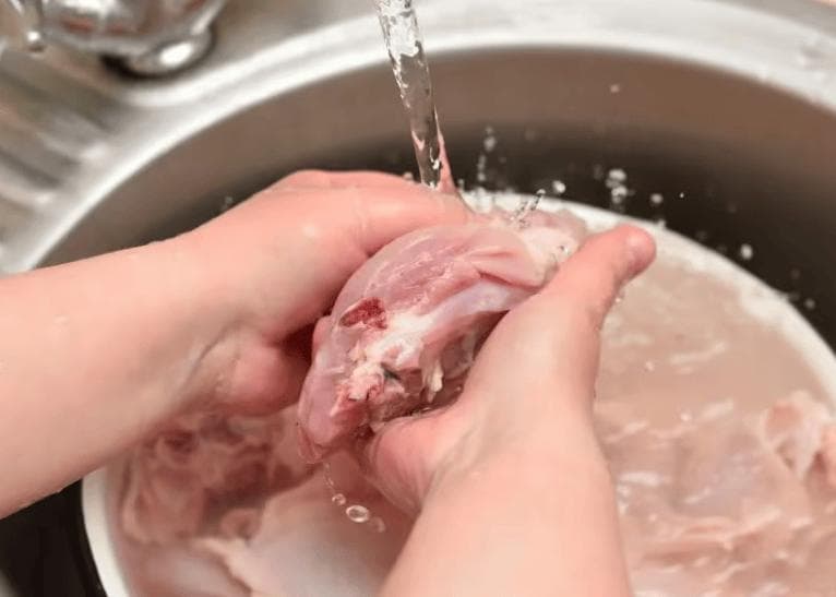 卤猪头肉制作技巧：冷水冲洗和香料搭配两大核心要点