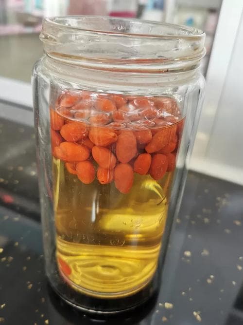 保温杯里泡枸杞的致命错误：超过40℃破坏营养！