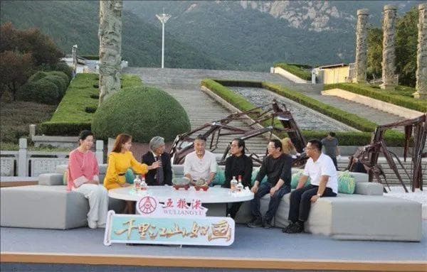 在泰山之巅，共绘爱国长卷
