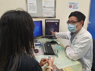 长期使用手机，小心拇指腕掌关节炎找上你