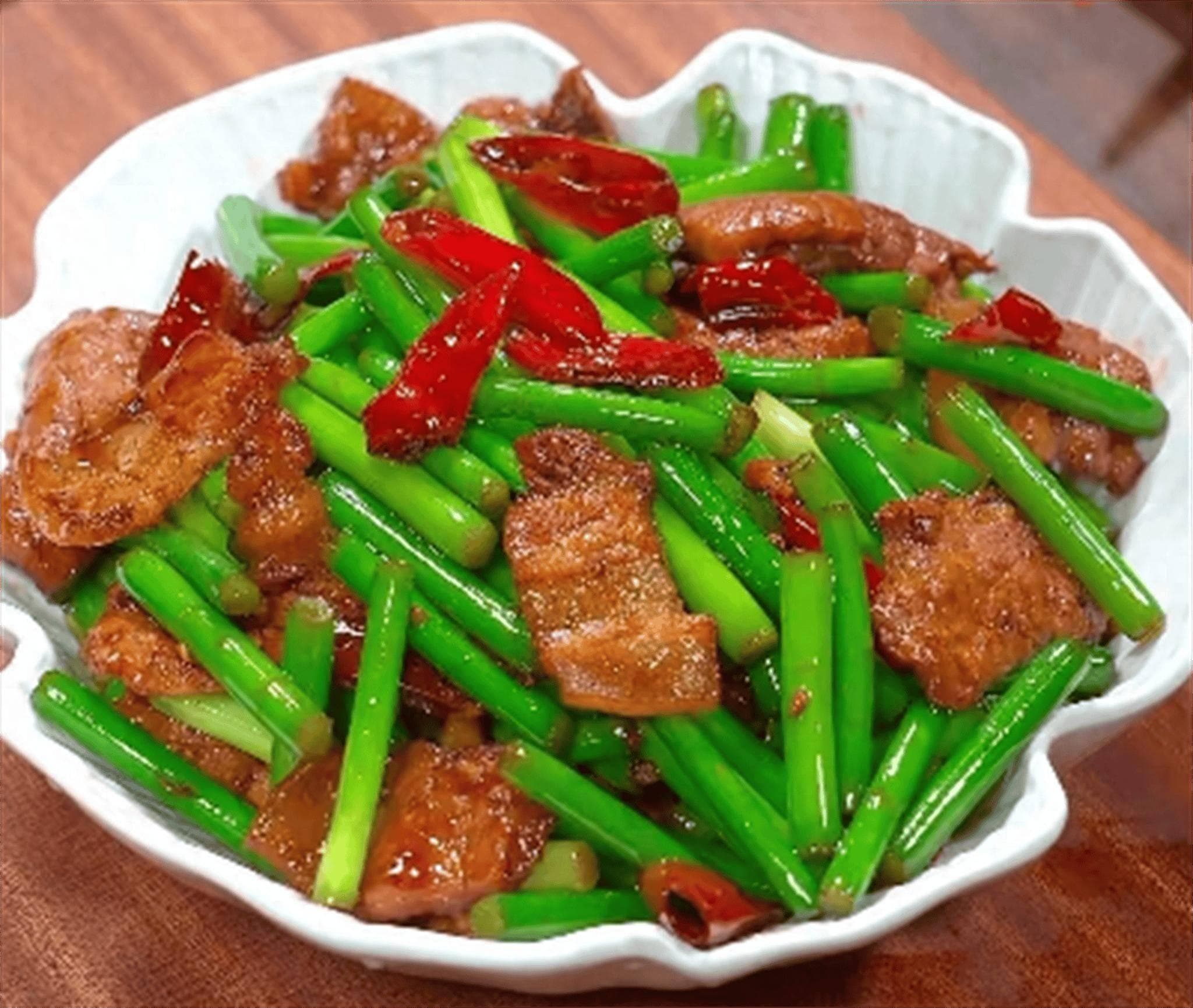 蒜苔炒肉家常简单做法，学会这道蒜苔炒肉，让亲朋好友赞不绝口！