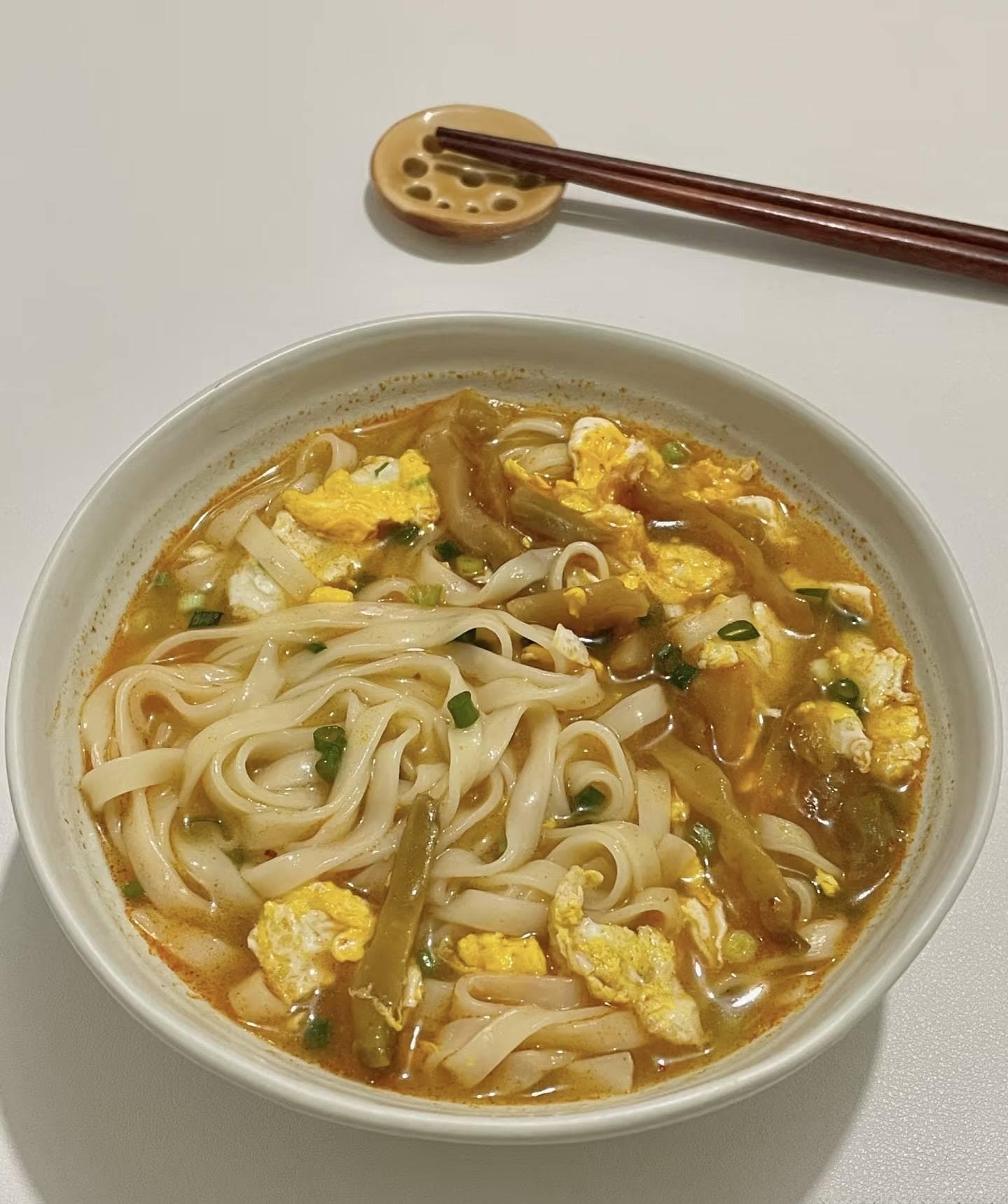 榨菜鸡蛋面：5步做出暖心家常面，上班族的快手美食