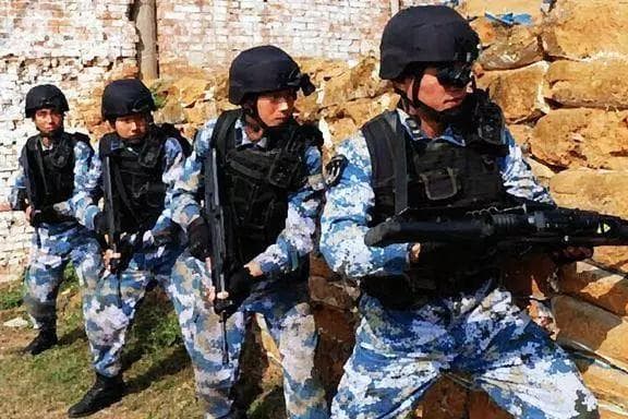 从五十年代到2025年，各个时期解放军步兵班的武器配备变化