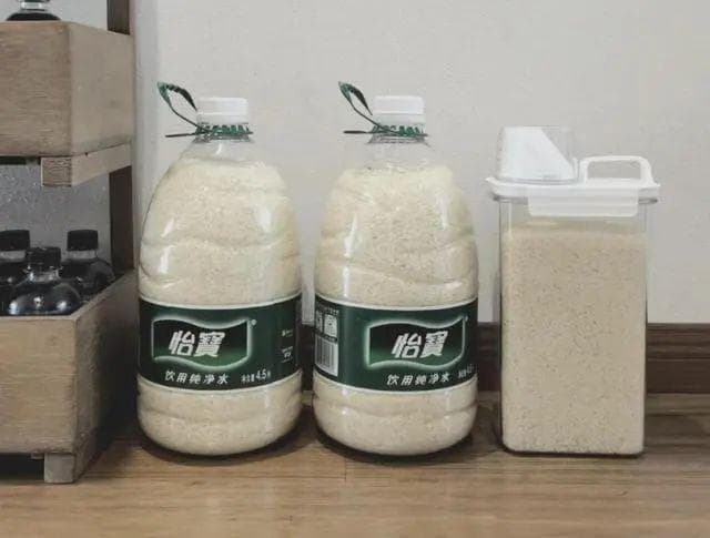 矿泉水瓶装大米易变质，专家建议使用专用储存容器