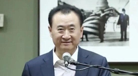 王健林陷入债务危机：从首富到"首负"的转变