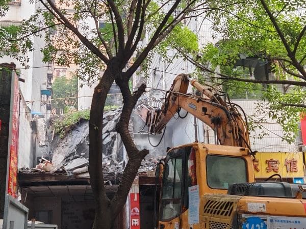 渝北区龙山街道拆除3处“顽疾”违建