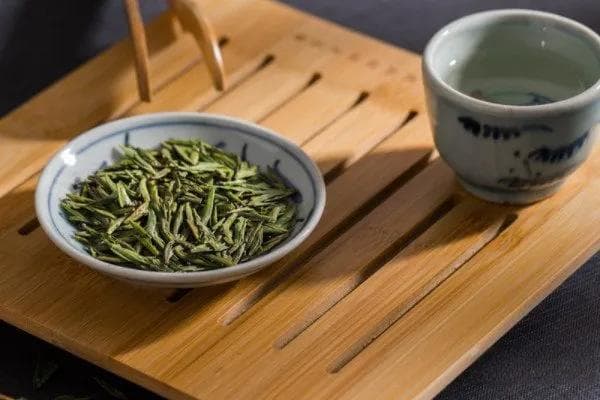 绿茶的冲泡方法，泡绿茶的正确方法(三大投法及技巧)