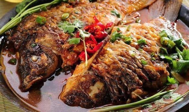 【烹饪技巧】四种香料巧去除鱼腥味，让鱼肉嫩滑汤汁鲜美