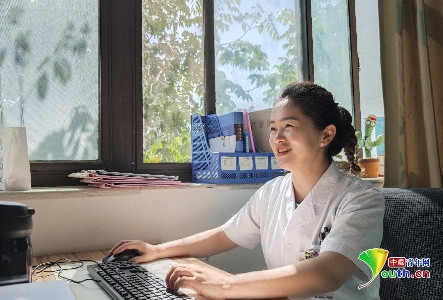 青少年心理健康问题需综合干预 医生：治疗孩子的同时也要治疗家长