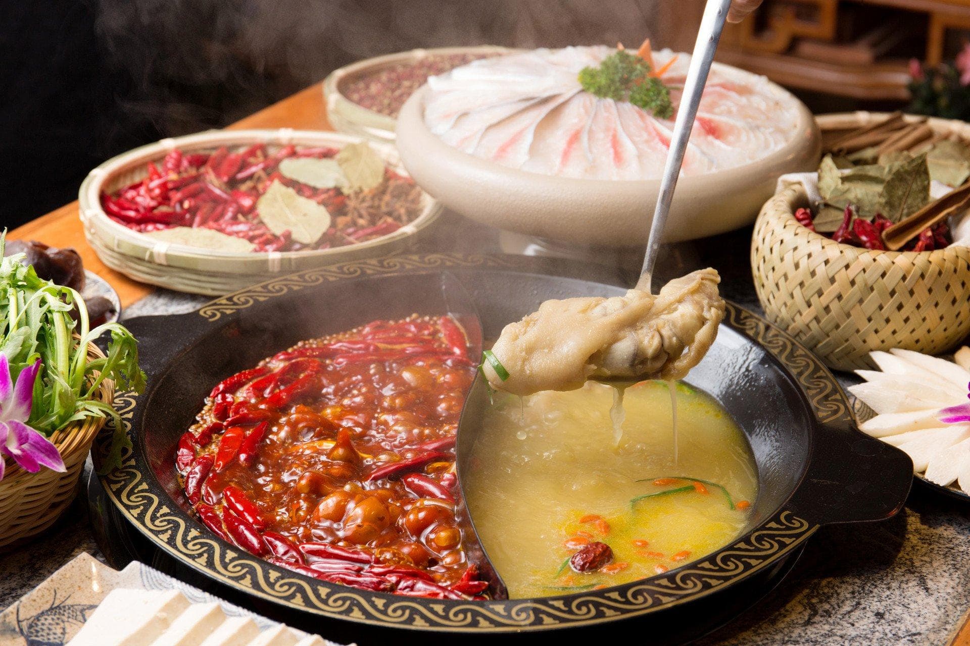 火锅的正确吃法：从涮菜顺序到喝汤时机，一文详解火锅食用指南