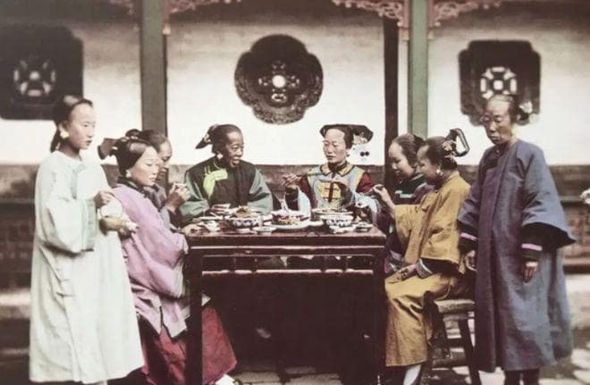 她因是妾，出殡不让走正门，儿子躺在棺上大喊：我死了，抬我出殡