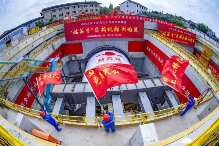我国首条下穿高铁大直径盾构隧道开挖