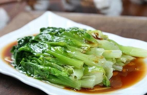 白灼生菜是广东地区特色菜，做法简单，口感清脆，味道清淡