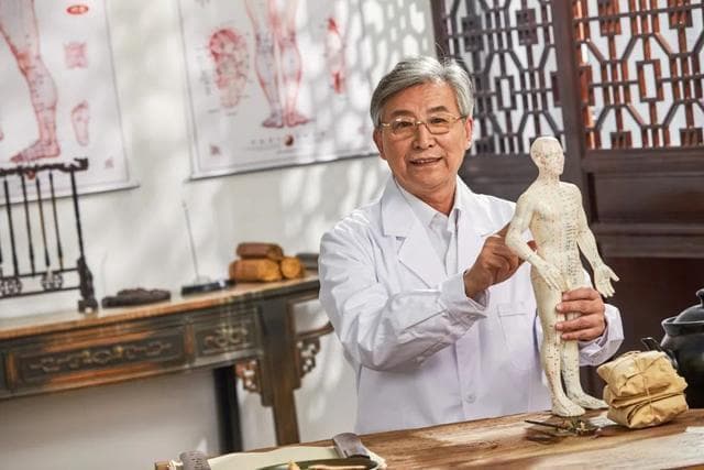 每天勾这根手指30下，心经、心包经全通了，腰腿有劲了，睡眠也好