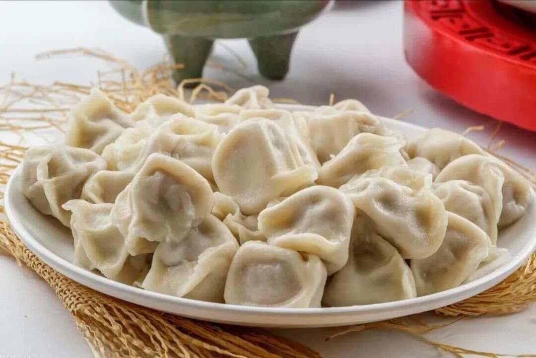 煮饺子时，别开锅就煮！牢记“加2盐，开3滚”，不破不粘，更好吃