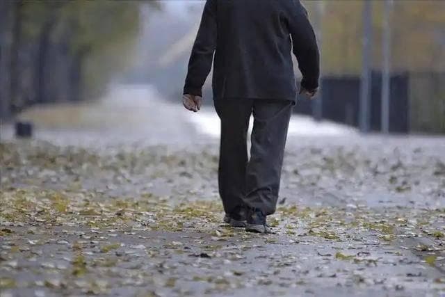 长期走路对老人有什么好处？医生：过了60岁的人，建议做好5件事
