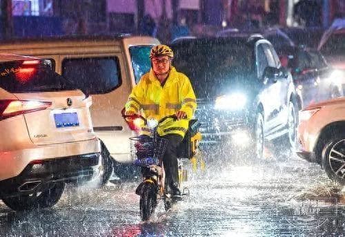 “超8400万人沦为外卖员、快递员”：这3个危机，才刚开始