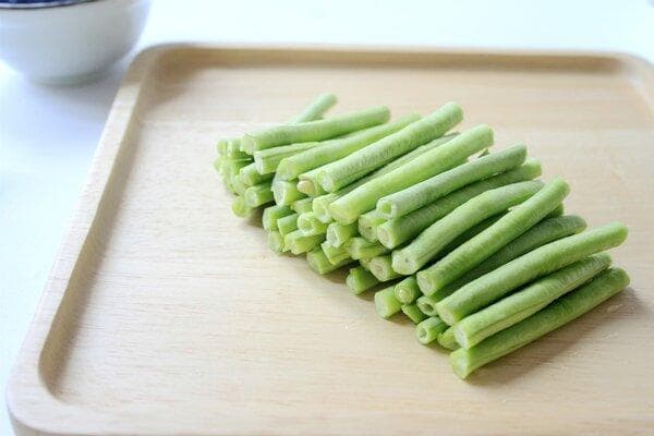 蒜苔炒不熟会食物中毒吗