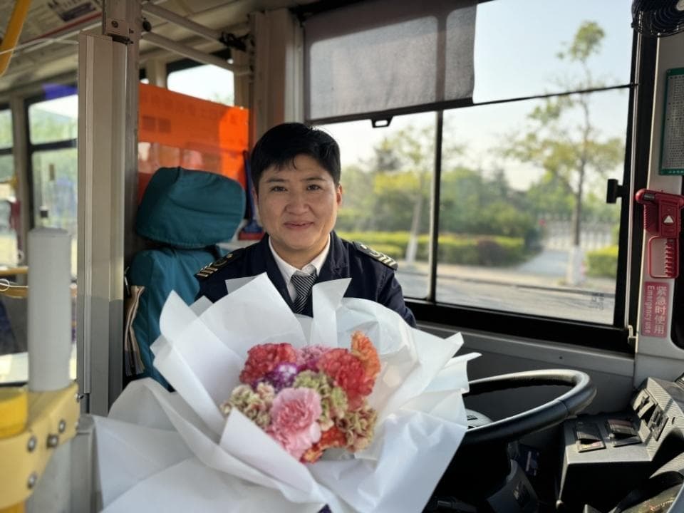致敬公交女性驾驶员！她们撑起公共交通“半边天”