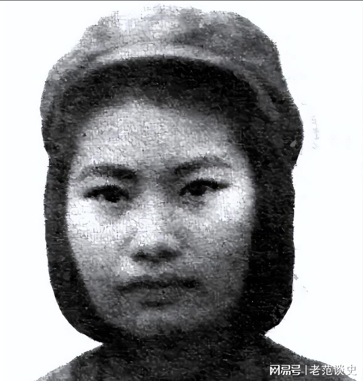 女八路被日军抓住，汉奸上前狠狠打她一巴掌，轻声说：我救你出去