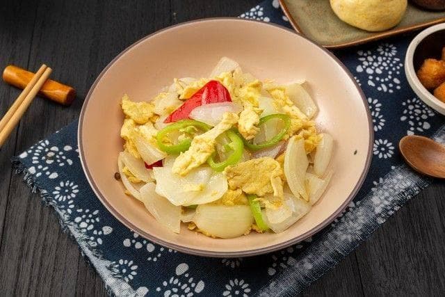 张红甫教你做轻松美味：洋葱炒蛋的制作技巧