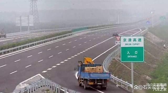 从高速公路服务区出口右转汇入主路，是打左转向灯还是右转向灯？