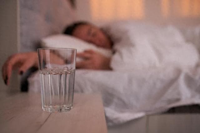 睡前喝水的真相：该喝还是不该喝？