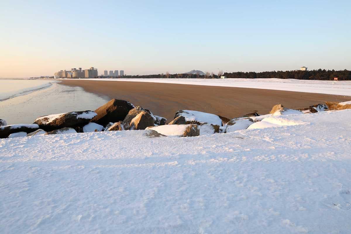 葫芦岛冬日探秘：雪景中的古城韵味与海滨风情