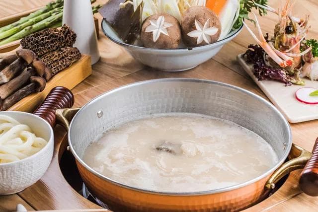 海鲜火锅汤底制作与蘸料调制全攻略