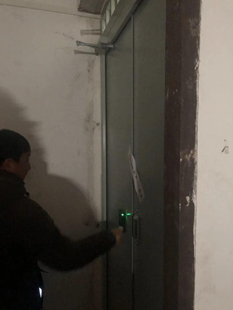 高层楼顶的安全出口 该开还是该关？