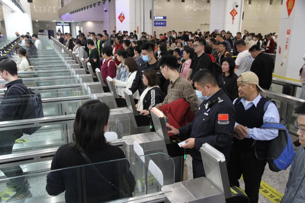 同比增长超百%，珠海口岸清明假期迎62万人次客流高峰