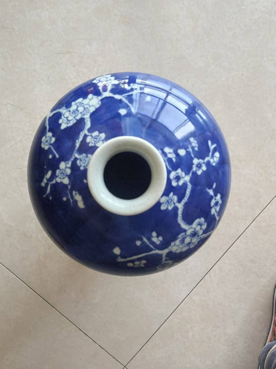 青花冰梅纹梅瓶：中国传统瓷器艺术的瑰宝