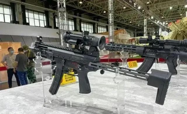QCQ171式轻型冲锋枪：解放军的新宠，科技与传统的完美碰撞！