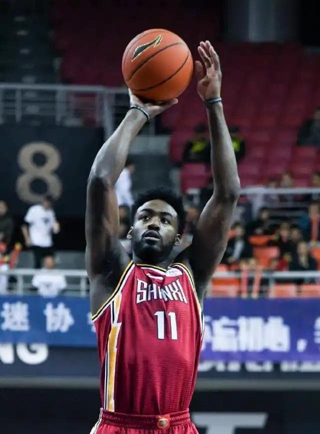 郭艾伦终于等来好帮手，35岁高龄三双王加盟，或助广州打进季后赛