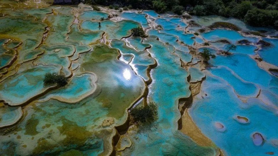 黄龙五彩池：海拔3576米的自然奇观