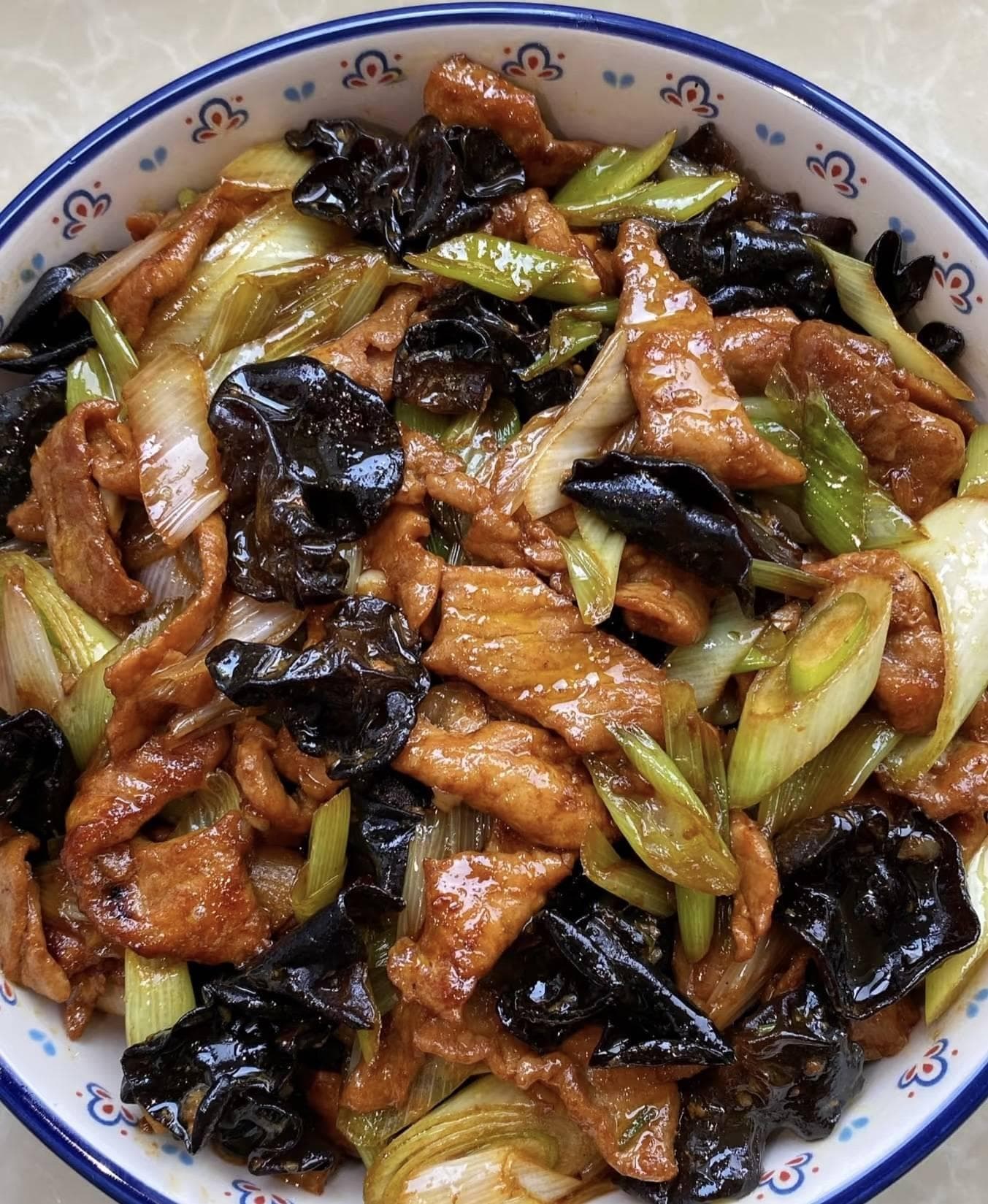 家常美味不简单——大葱木耳炒肉，一盘菜温暖一桌人的心！