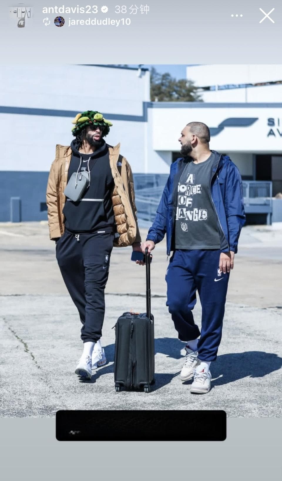 NBA社交圈：浓眉克里斯蒂重返洛杉矶 詹姆斯开敞篷车兜风心情好