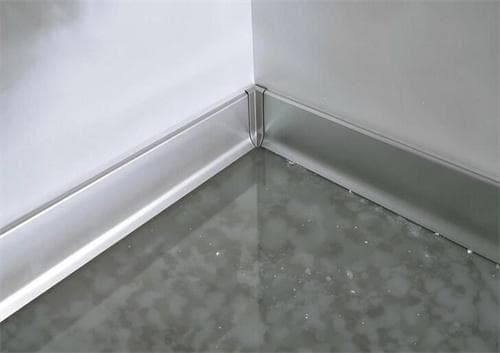 铝合金踢脚线和实木踢脚线哪个好