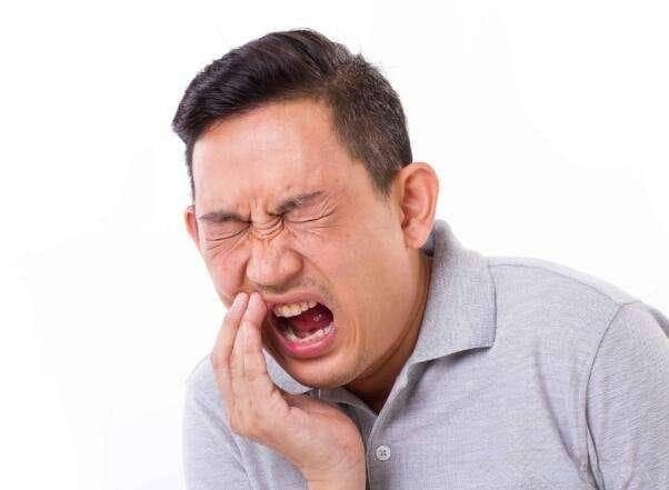 牙结石可以自己抠掉吗？教你几招，牙缝脏东西或能轻松掉