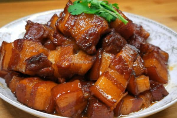 红烧肉，其色泽红亮、口感醇厚的独特魅力，让人一尝难忘