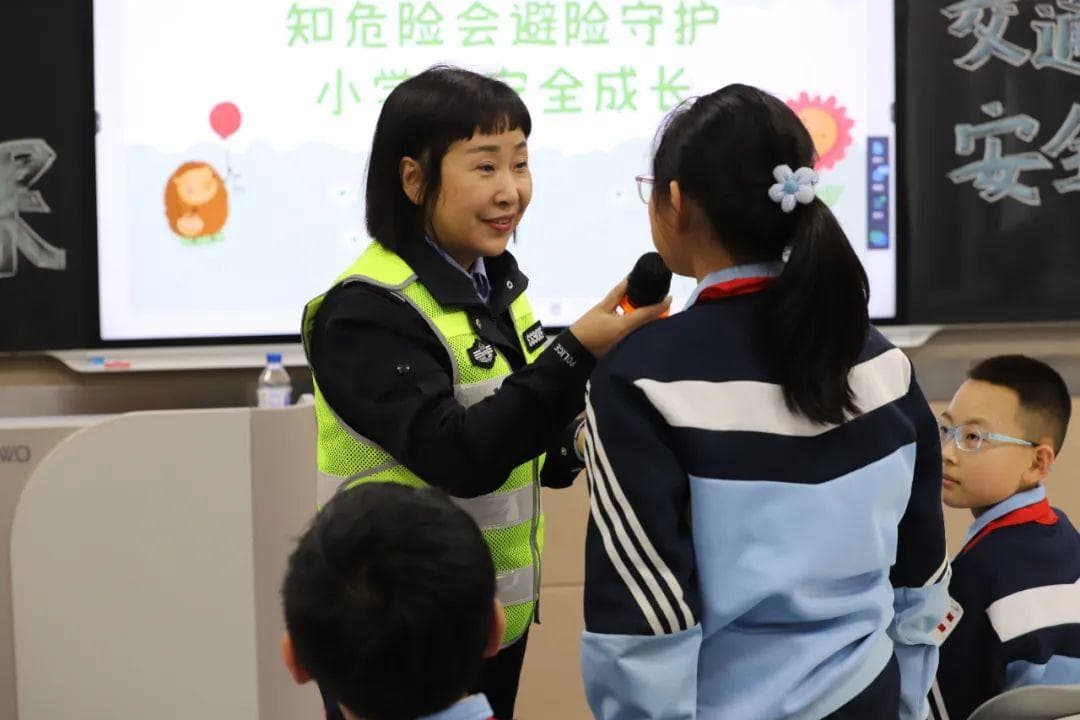 进学校“送安全”，点亮平安开学季！