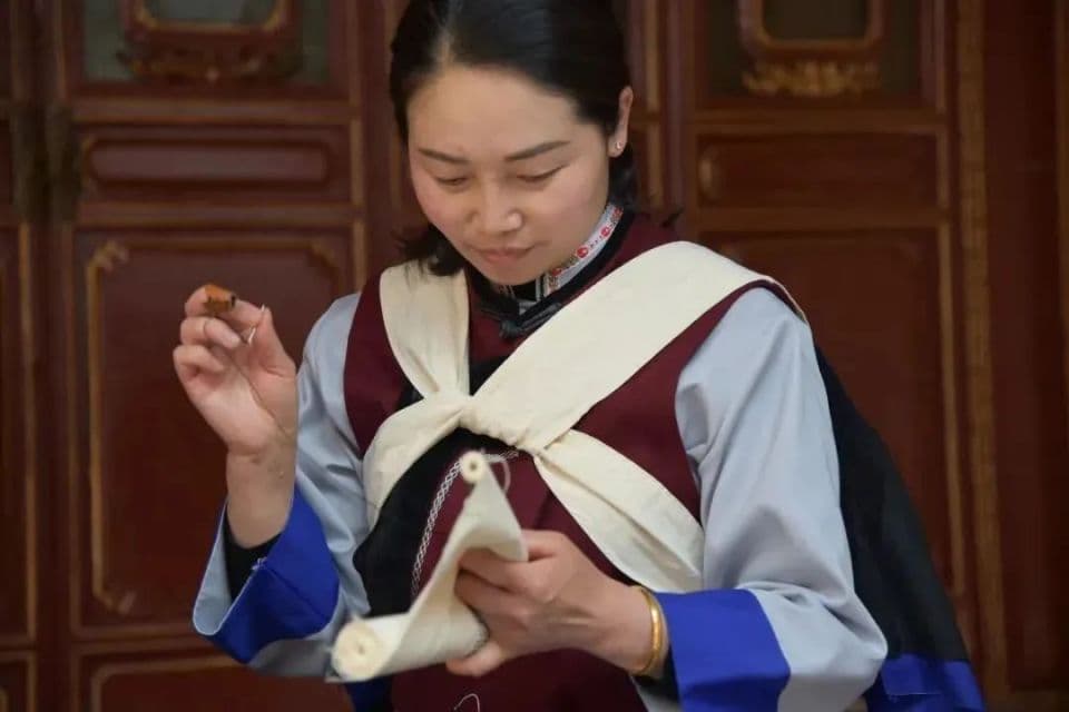 纳西族服饰：“披星戴月”的文化传承