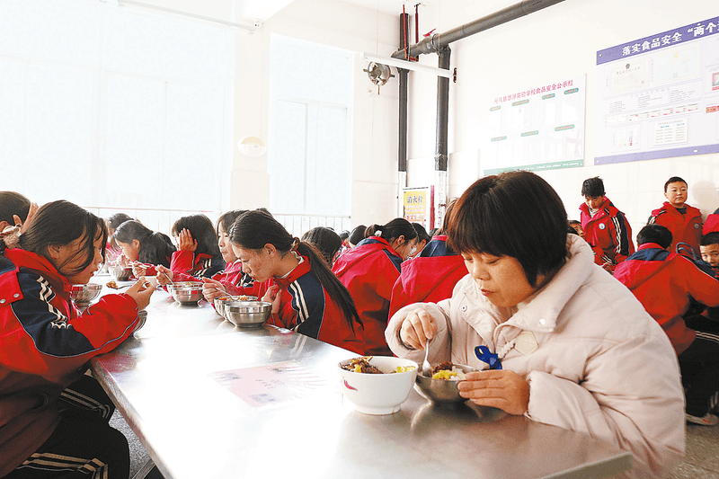 丹凤：阳光校餐，守护学生“舌尖上的幸福”