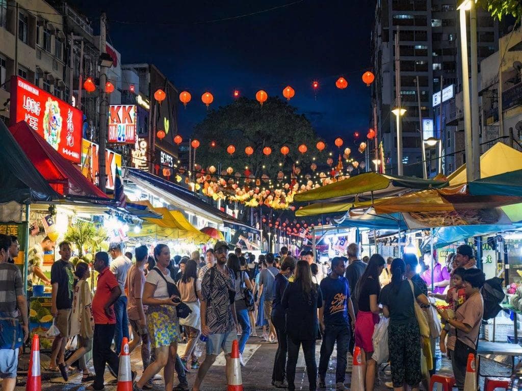 吉隆坡夜市2025！营业时间/交通/10大必吃美食推荐！亚罗街夜市/康乐夜市