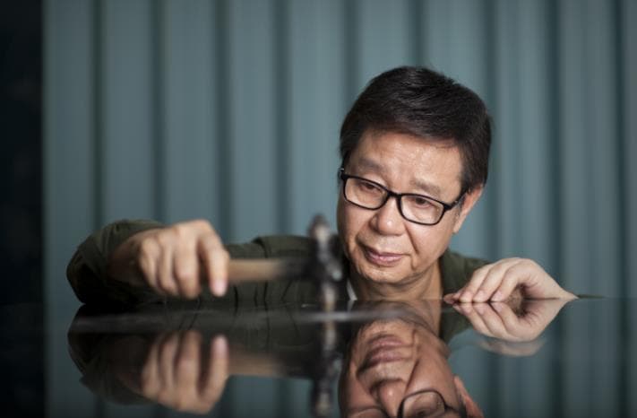 非遗传承人几十万次锤击玻璃作画 定格奥运冠军夺冠瞬间 作品曾被选为国礼