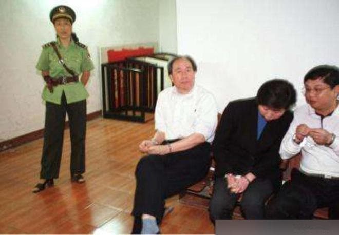 “罐头换飞机”：牟其中如何成为中国首富