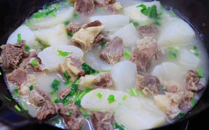 冬天进补,来一锅牛肉炖萝卜,小火慢炖滋味浓,全家人都爱吃