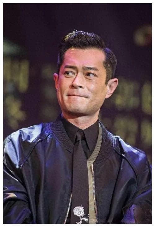 不仅是演艺协会长，古天乐是香港过半艺人老板，每周援助贫困演员