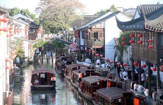 秋日出游去苏州山塘,如何在古运河上感受历史的流动?