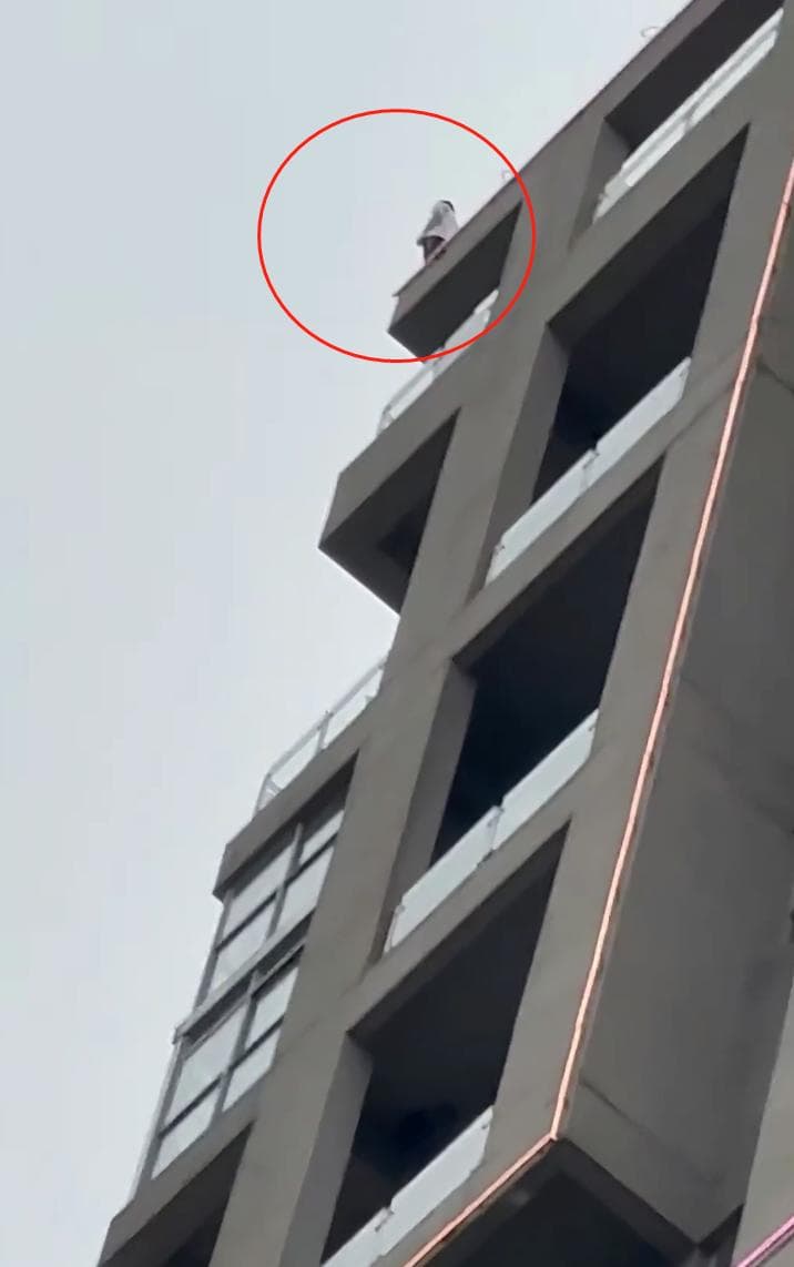 男子起哄怂恿轻生者跳楼身亡，起哄者被行拘，律师解读其法律责任